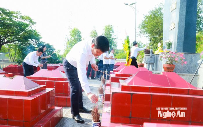 Phó Bí thư Tỉnh ủy Nguyễn Thanh Bình và các đại biểu dâng hương tưởng niệm 33 liệt sĩ tại Nghĩa trang liệt sĩ đường sắt. Ảnh: Thành Duy