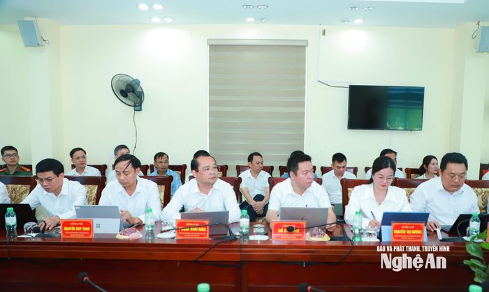 Lãnh đạo các phường tại cuộc làm việc. Ảnh: Thành Duy