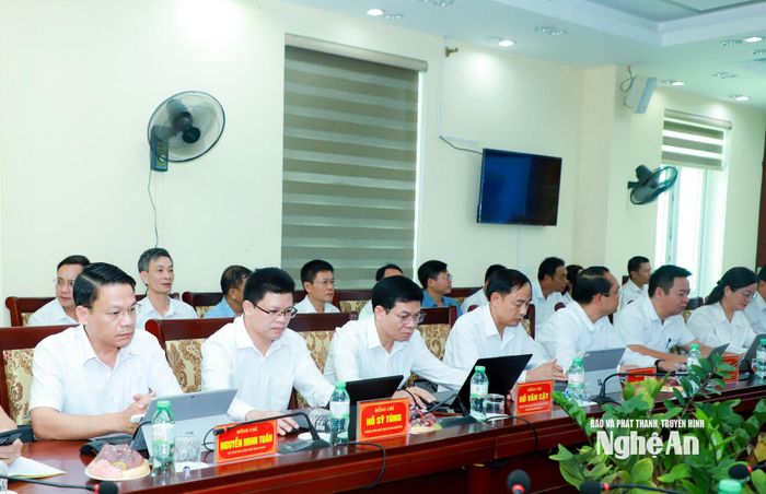 Lãnh đạo các phường tại cuộc làm việc. Ảnh: Thành Duy