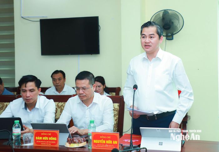 Đồng chí Nguyễn Hữu An - Ủy viên Ban Chấp hành Đảng bộ tỉnh, Bí thư Đảng ủy, Chủ tịch HĐND phường Hoàng Mai phát biểu tại cuộc làm việc. Ảnh: Thành Duy