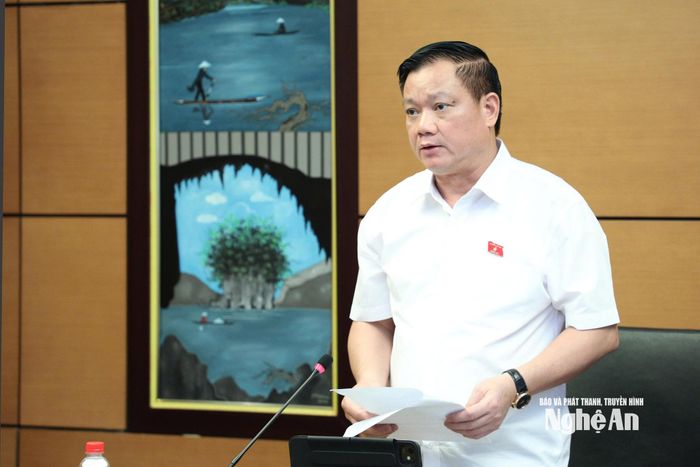 Ủy viên Trung ương Đảng, Bí thư Tỉnh ủy, Trưởng Đoàn ĐBQH tỉnh Nghệ An Nguyễn Khắc Thận điều hành thảo luận. Ảnh: Việt Anh