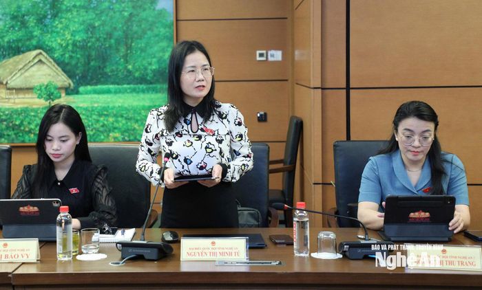 Đại biểu Nguyễn Thị Minh Tú - Giám đốc Trung tâm Khoa học Công nghệ và Chuyển đổi số phát biểu thảo luận tổ. Ảnh: Việt Anh