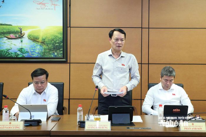 Đại biểu Lương Đình Hưng - Phó Tư lệnh Pháp luật Cảnh sát biển Việt Nam phát biểu thảo luận. Ảnh: Việt Anh