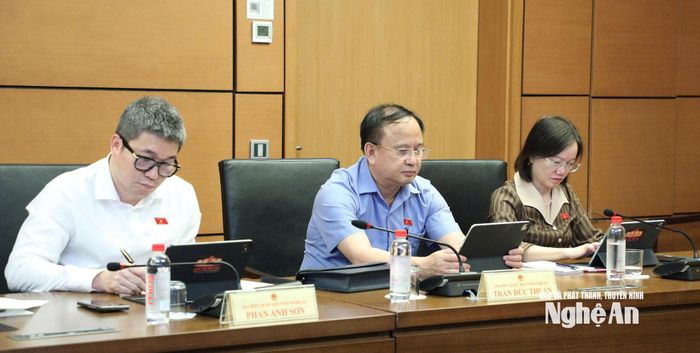 Đại biểu Quốc hội đoàn tỉnh Nghệ An tham gia thảo luận tổ. Ảnh: Việt Anh