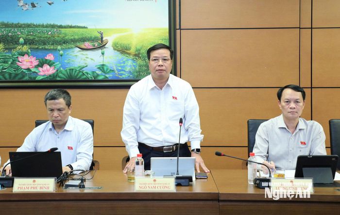 Đại biểu Ngô Nam Cường - Phó Tư lệnh Quân khu 4 phát biểu thảo luận. Ảnh: Việt Anh