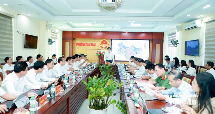 Quang cảnh cuộc làm việc với Ban Thường vụ Đảng ủy các phường Hoàng Mai, Tân Mai và Quỳnh Mai. Ảnh: Thành Duy