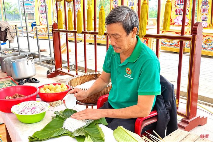  Tại lễ hội đền Cả - Dinh đô Quan Hoàng Mười năm 2026, người dân 10 tổ dân phố trên địa bàn phường Bắc Hồng Lĩnh sẽ gói và nấu 1.500 chiếc bánh chưng dâng Thánh. Ảnh tư liệu. 