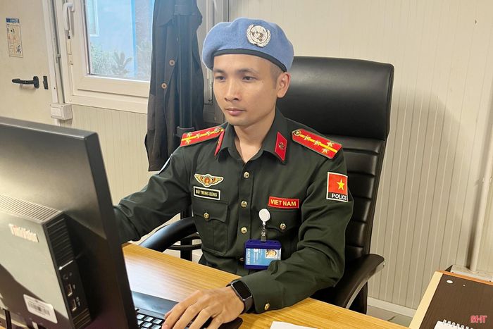 Trung tá Nguyễn Đình Anh (ảnh trái) và Đại úy Bùi Trung Dũng (ảnh phải) trong những ngày đầu tiên tại Cộng hoà Trung Phi.