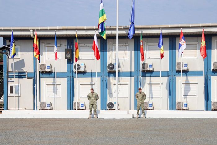  Cờ Việt Nam tung bay trên trụ sở Phái bộ EUTM RCA ở Thủ đô Bangui (ảnh: NVCC). 