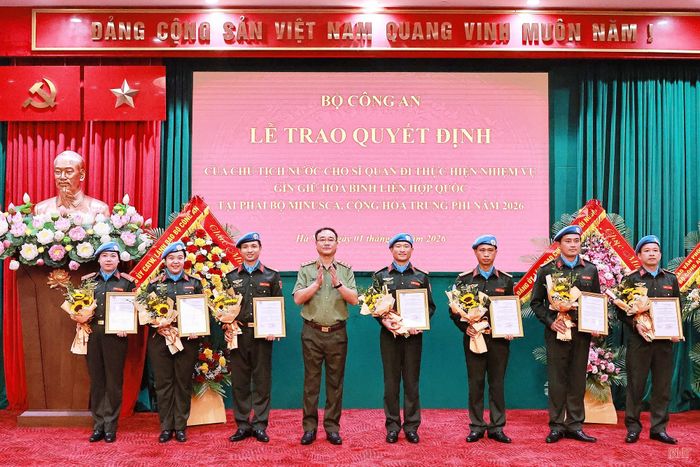  Trung tá Nguyễn Đình Anh và Đại úy Bùi Trung Dũng nhận quyết định của Chủ tịch nước cho sĩ quan thực hiện nhiệm vụ tại Phái bộ MINUSCA (ảnh: NVCC). 