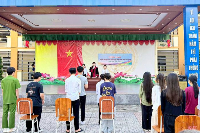 Phiên tòa giả định được tổ chức tại Trường THPT Hương Sơn góp phần phổ biến cụ thể quy trình tố tụng hình sự một vụ án bạo lực học đường cho học sinh.