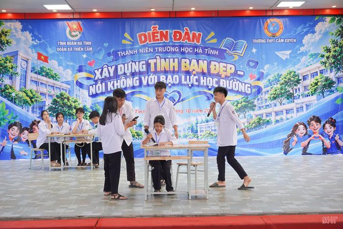 Tiểu phẩm tuyên truyền, phòng ngừa bạo lực học đường do học sinh Trường THPT Cẩm Xuyên biểu diễn.