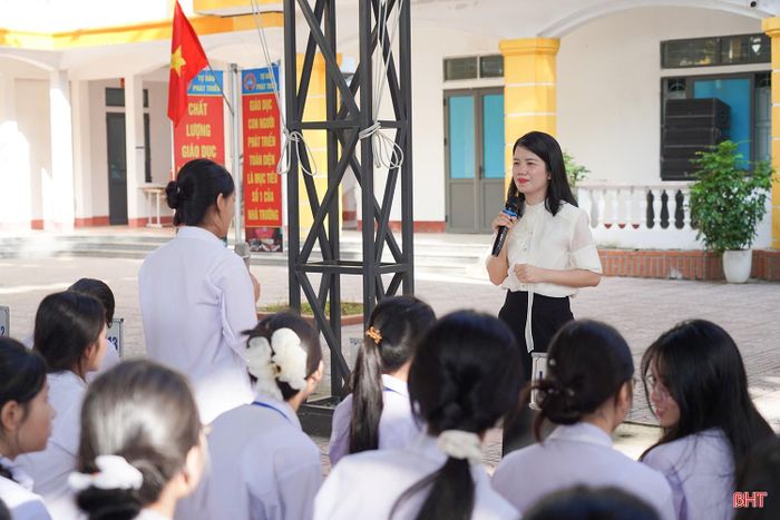 Giáo viên tư vấn tâm lý học đường Trường THPT Cẩm Xuyên chia sẻ các kỹ năng cho học sinh.