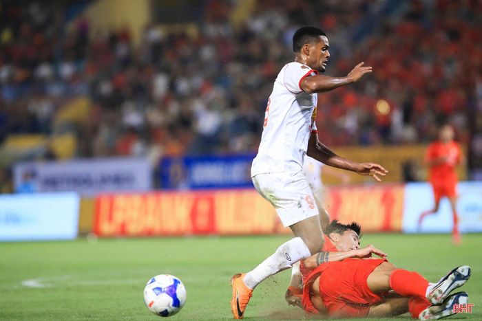 Daniel Passira chơi máu lửa, nhiệt huyết và sở hữu khả năng dứt điểm ấn tượng.