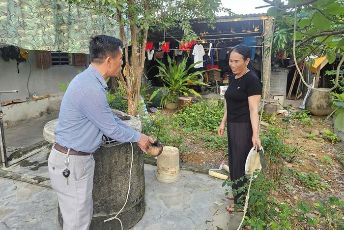 Nhiều vật dụng chứa nước, phế thải chứa nước tại các hộ dân ở thôn Vinh Lộc, xã Cẩm Trung chưa được xử lý triệt để.