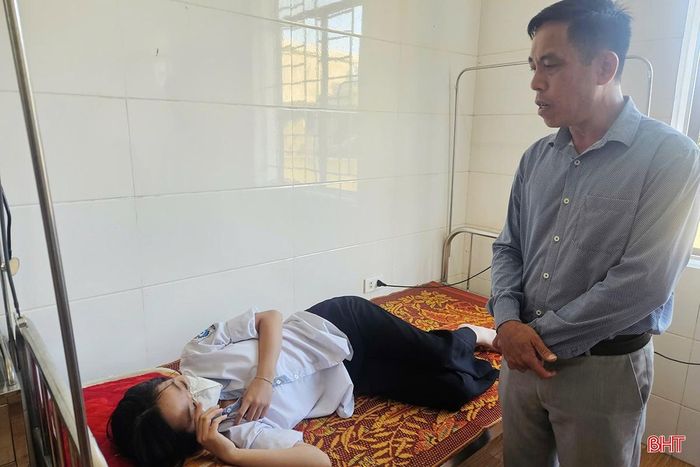 Một trường hợp bị sốt, nghi ngờ mắc sốt xuất huyết đang được điều trị tại Trạm Y tế xã Cẩm Trung.