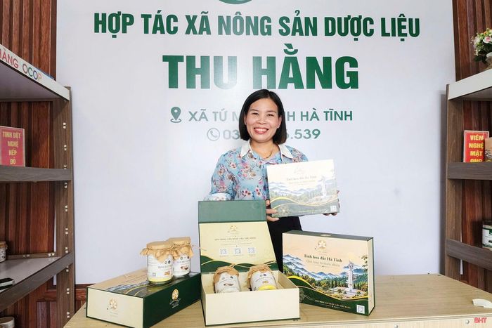 Từ những củ nghệ, sắn dây sinh trưởng trên đồng đất Tứ Mỹ, chị Võ Thị Thu Hằng chế biến thành các sản phẩm tinh bột, góp phần nâng tầm sản vật quê hương.