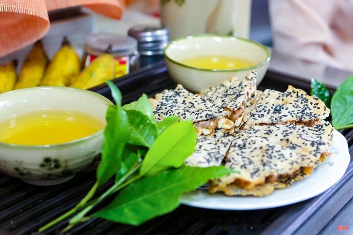 Bánh cu đơ và nước chè xanh là đặc sản góp phần làm nên hương vị riêng của Hà Tĩnh.
