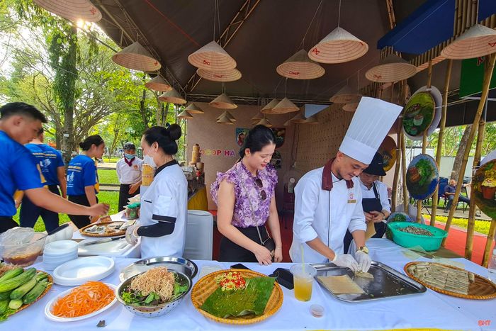  Sở VH-TT&DL Hà Tĩnh quảng bá sản vật và ẩm thực quê hương tại Ngày hội du lịch TP Hồ Chí Minh, năm 2022. Ảnh Tư liệu. 