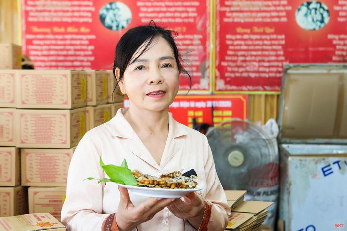  Bà Đặng Thị Hương - con gái của cụ Đặng Kim Thư tiếp nối nghề truyền thống làm bánh cu đơ của gia đình. 