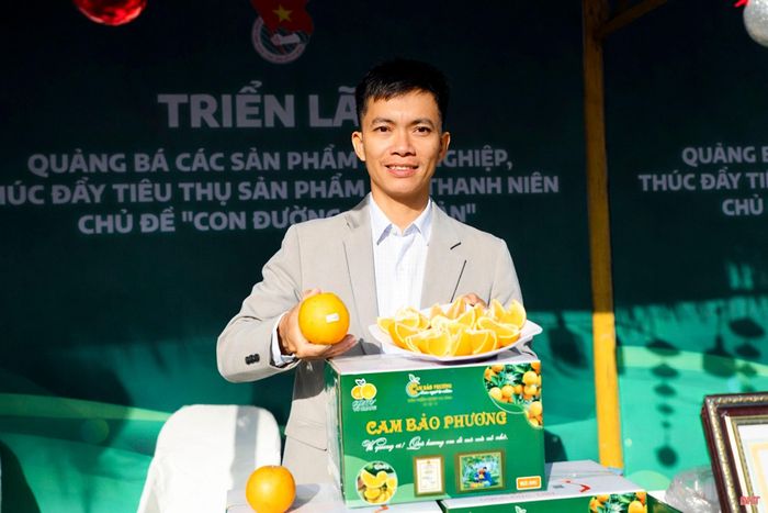 Vợ chồng anh Đoàn Ngọc Bảo giới thiệu, quảng bá sản phẩm cam Bảo Phương tại các hội chợ, triển lãm.