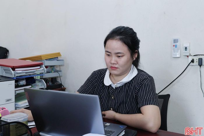 Chị Duyên (bên trái), chị Trang (bên phải) cùng được lãnh đạo UBND xã Hương Bình phân công phụ trách lĩnh vực giáo dục của xã.