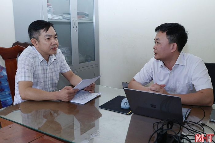 Thầy giáo Võ Quang Tân cùng trao đổi nhiệm vụ về quản lý giáo dục với công chức phụ trách lĩnh vực của xã.