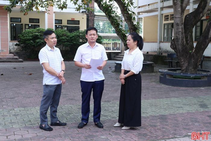 Ông Hải (giữa) thường xuyên đến các nhà trường trao đổi công việc với cán bộ quản lý, giáo viên để có sự tham mưu sát, đúng.