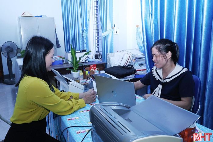 Chị Trịnh Thị Hà (áo đen) thường xuyên trao đổi công việc chuyên môn với những người có kinh nghiệm trong công tác quản lý giáo dục để thực hiện tốt hơn công việc được giao.