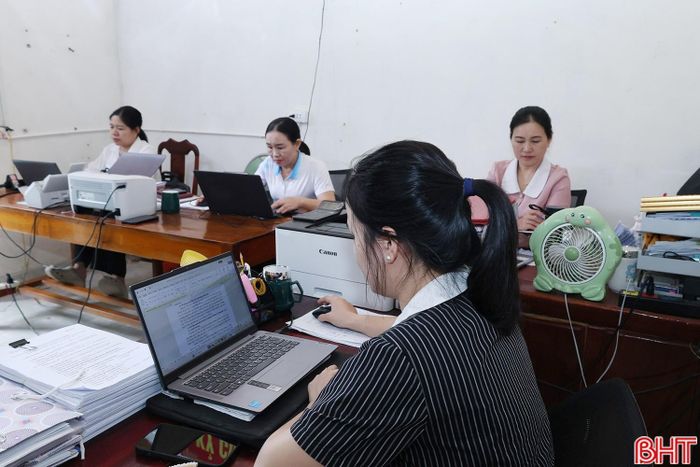 Chị Duyên và chị Trang đang nỗ lực khắc phục sự thiếu hụt về chuyên môn để hoàn thành nhiệm vụ được phân công liên quan đến lĩnh vực quản lý giáo dục của xã Hương Bình.