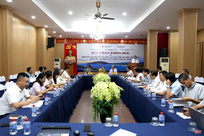 Các đại biểu tham dự hội thảo.