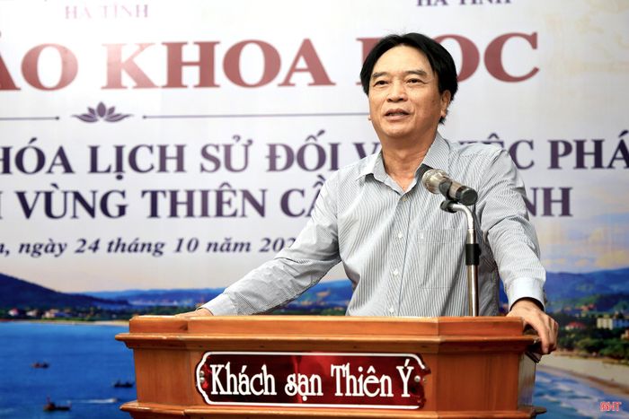 PGS.TS Võ Quang Trọng - Nguyên Giám đốc Bảo tàng Dân tộc học trình bày tham luận “Bảo tồn và phát huy giá trị di sản văn hóa làng biển Nhượng Bạn”.