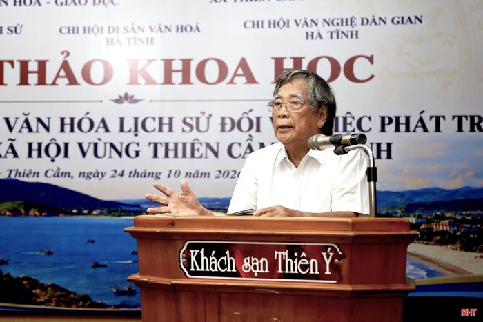 PGS.TS Nguyễn Viết Chữ (Viện Phát triển Công nghệ và Văn hóa - Giáo dục) trình bày tham luận “Ý nghĩa của việc công nhận di tích lịch sử - văn hóa Đền thờ Hoàng đế Hồ Quý Ly tại Thiên Cầm, Hà Tĩnh”.