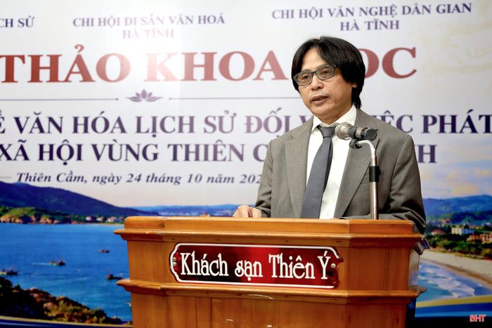 TS Nguyễn Ái Học - Viện trưởng Viện Phát triển Công nghệ và Văn hóa - Giáo dục (Liên hiệp các Hội Khoa học và Kỹ thuật Việt Nam) trình bày báo cáo đề dẫn hội thảo.