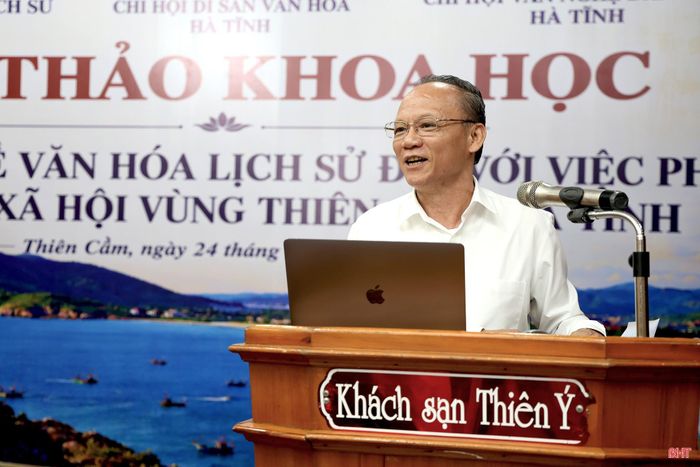 Ông Thái Văn Sinh - Nguyên Tổng Biên tập Tạp chí Văn hóa Hà Tĩnh trình bày tham luận “Một vài suy nghĩ về định danh vùng Thiên Cầm và những giá trị văn hóa, lịch sử đặc trưng cần khai thác, phát huy trong giai đoạn hội nhập, phát triển”.