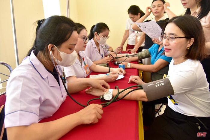 Tại ngày hội, các tình nguyện viên được khám sàng lọc, đo huyết áp, kiểm tra sức khỏe và làm xét nghiệm trước khi hiến máu.