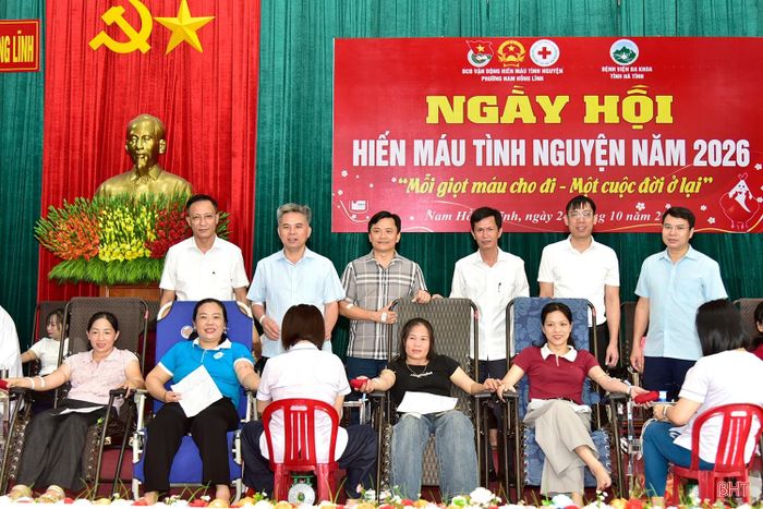 Ngày hội thu hút sự hơn 250 tình nguyện viên là cán bộ, công chức, viên chức, giáo viên các trường học, chiến sỹ lực lượng vũ trang và đông đảo đoàn viên, thanh niên trên địa bàn phường Nam Hồng Lĩnh.