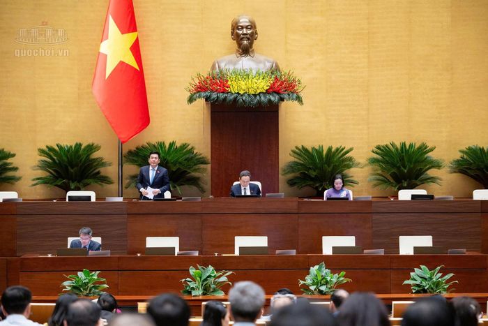  Phó Chủ tịch Quốc hội Nguyễn Hồng Diên điều hành nội dung làm việc đầu buổi sáng 24/10. (ảnh: quochoi.vn). 