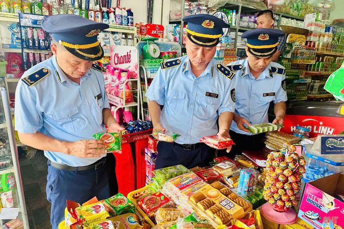 Lực lượng Quản lý thị trường tăng cường kiểm tra, kiểm soát hàng hóa và giá cả. (Ảnh: Quốc Tuấn)
