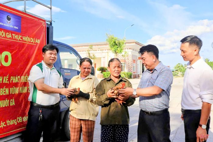 Thời gian qua, xã Tùng Lộc đã trao các mô hình sinh kế, giúp người nghèo có thêm thu nhập.