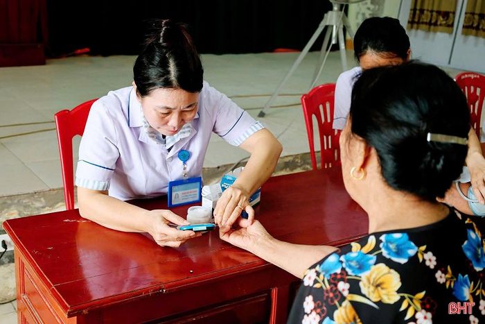 Đội ngũ điều dưỡng Hà Tĩnh đang ngày đêm âm thầm đồng hành, sẻ chia cùng người bệnh, giúp họ tự tin vượt qua nỗi đau bệnh tật.