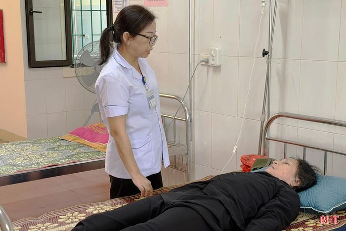 Điều dưỡng Bùi Thị Quang - Trạm Y tế phường Trần Phú có trên 26 năm gắn bó với nghề, đồng hành với người bệnh.