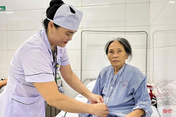Điều dưỡng Nguyễn Thị Thọ Xuân - Khoa Y học cổ truyền, Bệnh viện PHCN Hà Tĩnh tận tụy chăm sóc cho người bệnh.