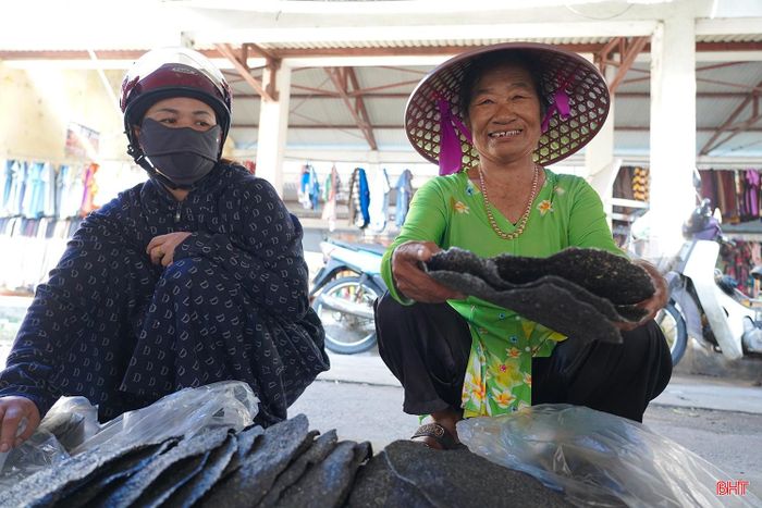 Bà Mai Thị Phương (thôn Long Tiến, xã Đồng Tiến) cho biết: “Ngày nào cứ có phiên chợ, tôi cũng mua bánh đa vừng về ăn cùng cá tươi, bánh mướt. Bánh có hương vị ngon, vừng thơm, dễ ăn, hợp khẩu vị cả người lớn và trẻ con. Chúng tôi cũng thường mang bánh đi làm quà cho người thân, bạn bè”.