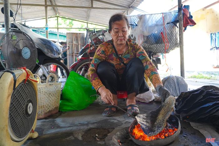 Bánh đa vừng thôn Long Tiến, xã Đồng Tiến không chỉ là món ăn dân dã mà còn gắn liền với sinh kế và đời sống của nhiều hộ dân ở địa phương.