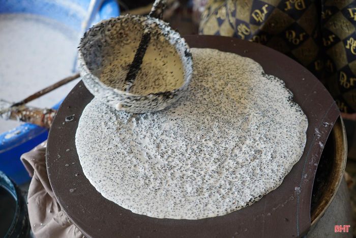 Tráng bánh là công đoạn đòi hỏi sự nhanh nhẹn, chính xác và thuần thục. Người thợ dàn đều lớp bột để bánh tròn đẹp, có độ dày phù hợp và không bị rách khi lấy khỏi khuôn.