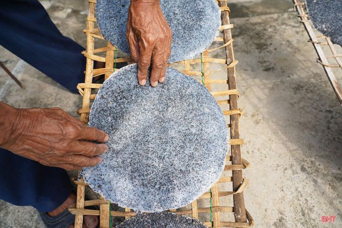 Sau khi tráng, bánh được đặt lên phên, đưa ra phơi đến khi đạt độ khô thích hợp. Công đoạn này đòi hỏi người làm nghề phải căn được nắng, theo dõi cẩn thận để bánh khô đều, giữ được chất lượng.