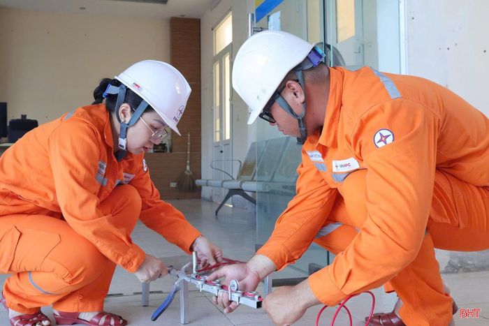 Sáng kiến “Thiết bị uốn, nắn và cắt dây nhị thứ đa năng 5S trong hòm hộp công tơ” của chị Trần Thị Linh và đồng nghiệp được Công ty Điện lực Hà Tĩnh lựa chọn, trình Tổng Công ty Điện lực Miền Bắc xem xét.