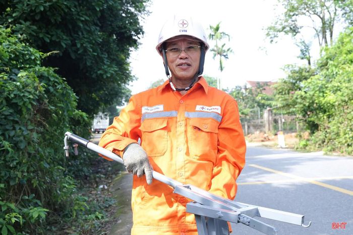 Sáng kiến thiết bị dây dẫn phục vụ thay thế sứ đứng đường dây trung thế 22/35kV của anh Trần Văn Cảnh và đồng nghiệp được Tổng Công ty Điện lực Miền Bắc ghi nhận.