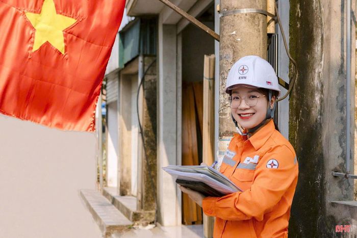 Chị Trần Thị Thùy Linh - nhân viên Tổ Kiểm tra, giám sát, mua bán điện (Điện lực Lộc Hà).